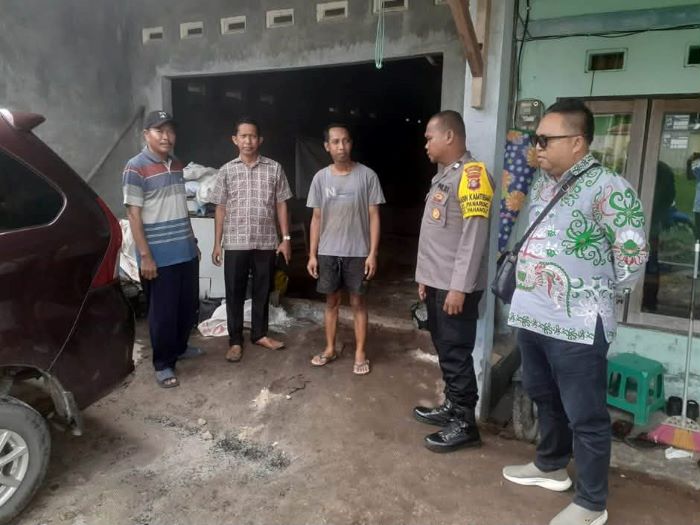 MEDIASI: Bhabinkamtibmas Kelurahan Panarung, Aiptu Edi Prayitno,Aiptu Edi hadir bersama Kasi Pemerintahan Kelurahan Panarung, Ketua melakukan medias pemilik usaha dan warga. FOTO: IST/RADAR SAMPIT