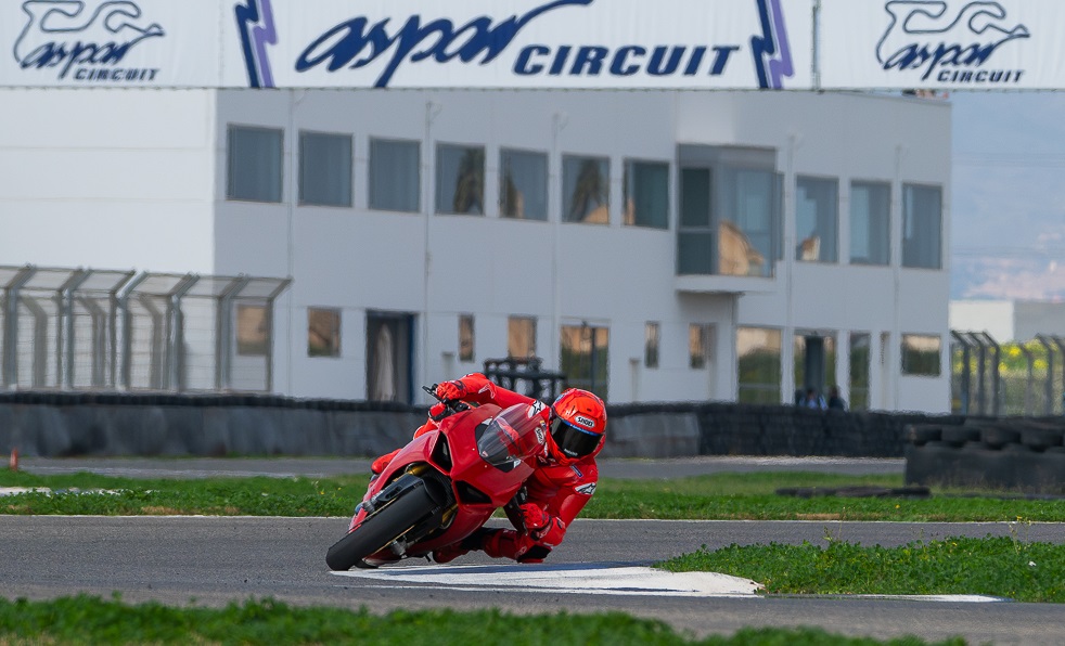 Juara dunia 7 kali MotoGP Marc Marquez saat mulai berlatih, di sirkuit Aspar, Valencia, (8/1).