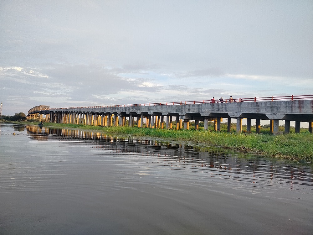 Situasi di Jembatan Jelai Sukamara, yang masih belum ramai dengan kendaraan