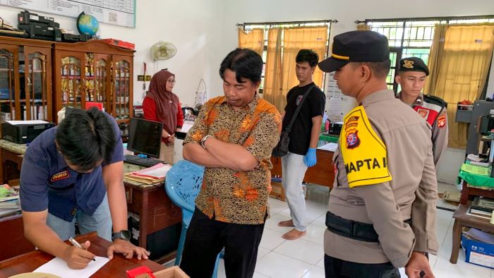 PENCURIAN: Personel Polres Seruyan melaksanakan olah TKP pencurian di SDN 1 Pematang Panjang, Kuala Pembuang, Sabtu (10/1/2026). FOTO: RIFANI/RADAR SAMPIT