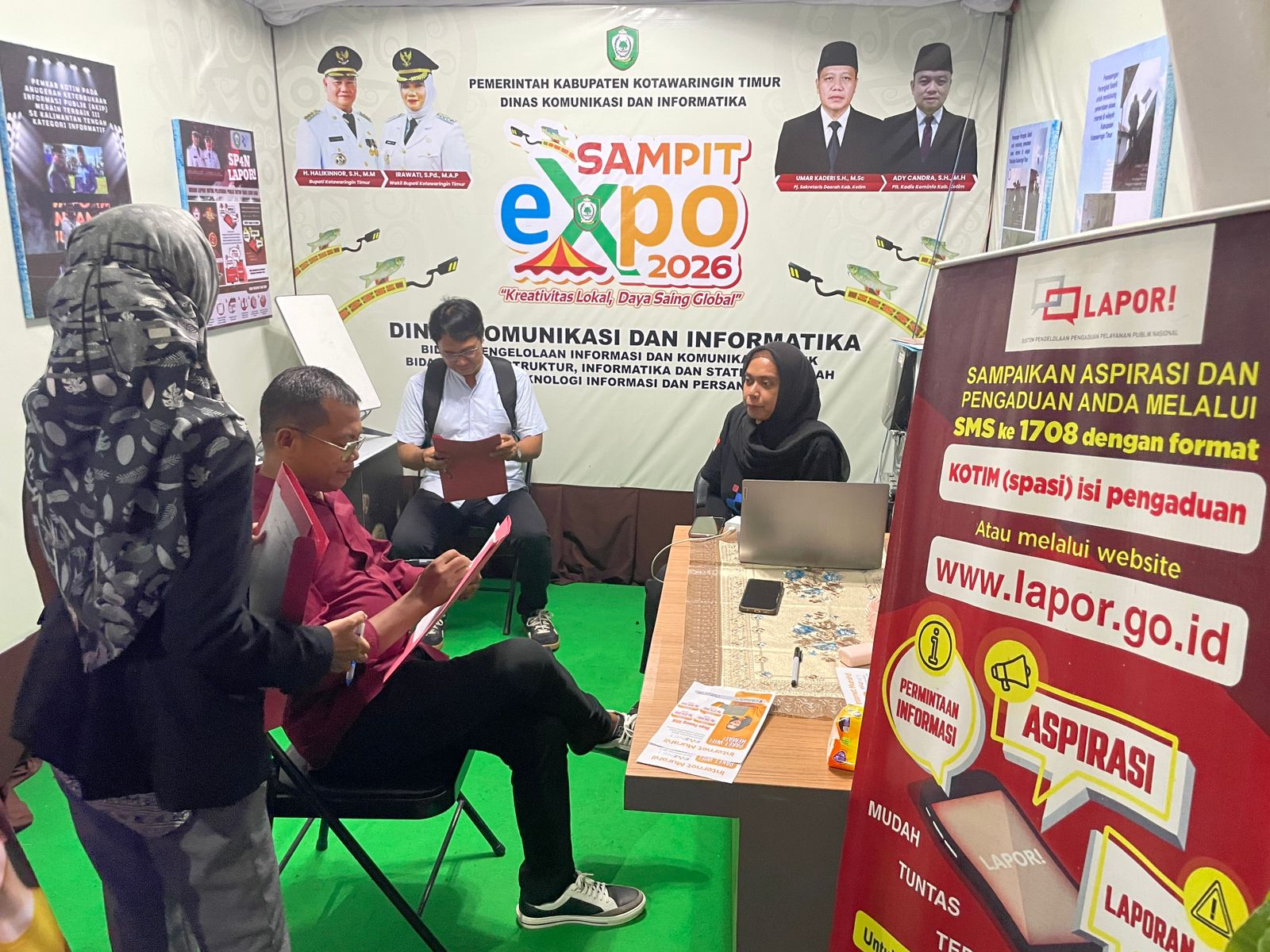 Juri Sampit Expo 2026 saat berkunjung ke salah satu stan Organisasi Perangkat Daerah, Jumat malam (9/1/2026).