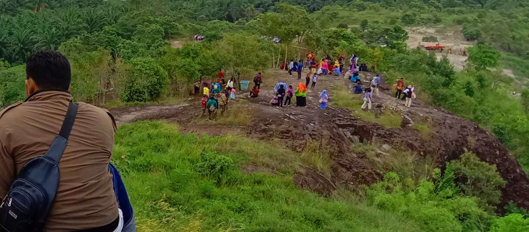 Pemandangan asri dari atas Bukit Jalungga Desa Jihing sebagai salah satu objek wisata alam di Kabupaten Sukamara.