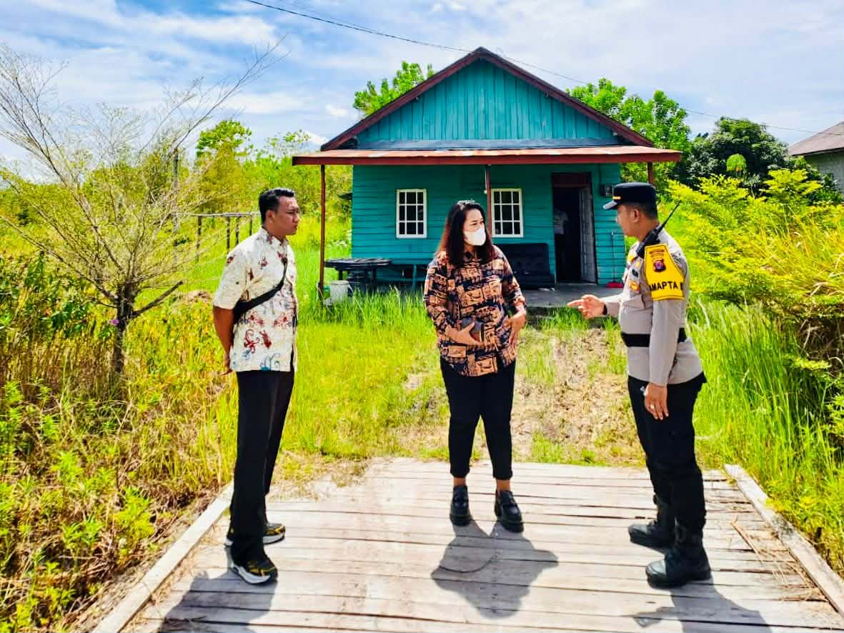 Personel Polresta Palangka Raya saat mendatangi lokasi  dugaan tindak pidana pengancaman di Jalan Banteng, Jumat (9/1/2026).