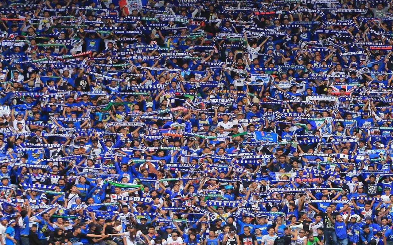 Suporter Bobotoh saat memberikan dukungan di Stadion Gelora Bandung Lautan Api