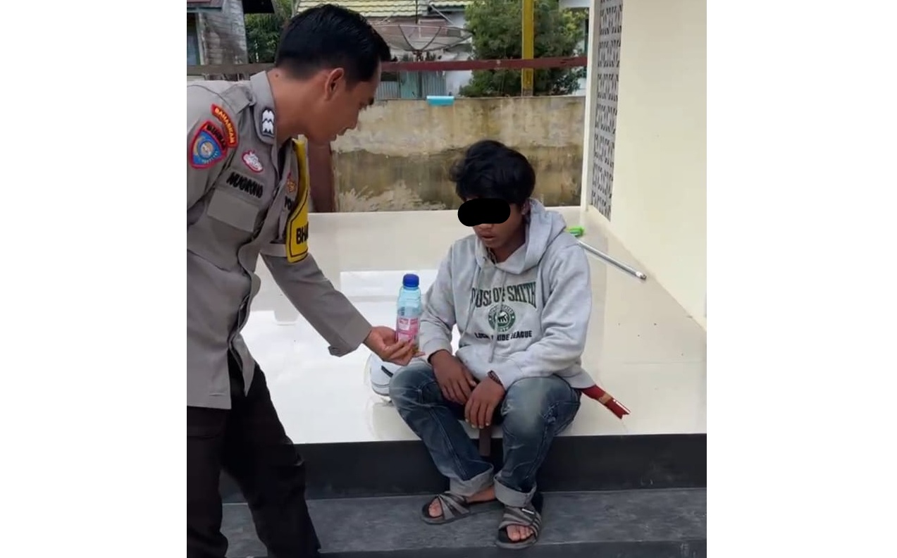 MABUK: Aparat Kepolisian saat bersama pemuda yang diduga mabuk miras di Jembatan Bajarum. (Polsek Kotabesi/Radar Sampit)