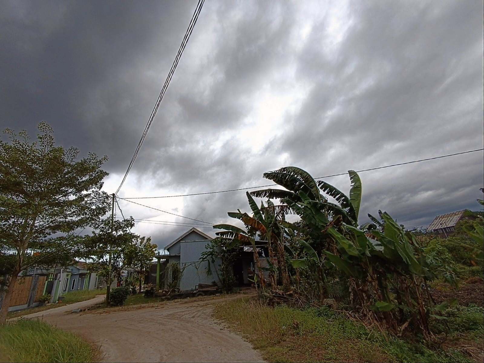 Awan hitam di langit Sampit menandakan akan turun hujan lebat. (Oes/Radar Sampit)