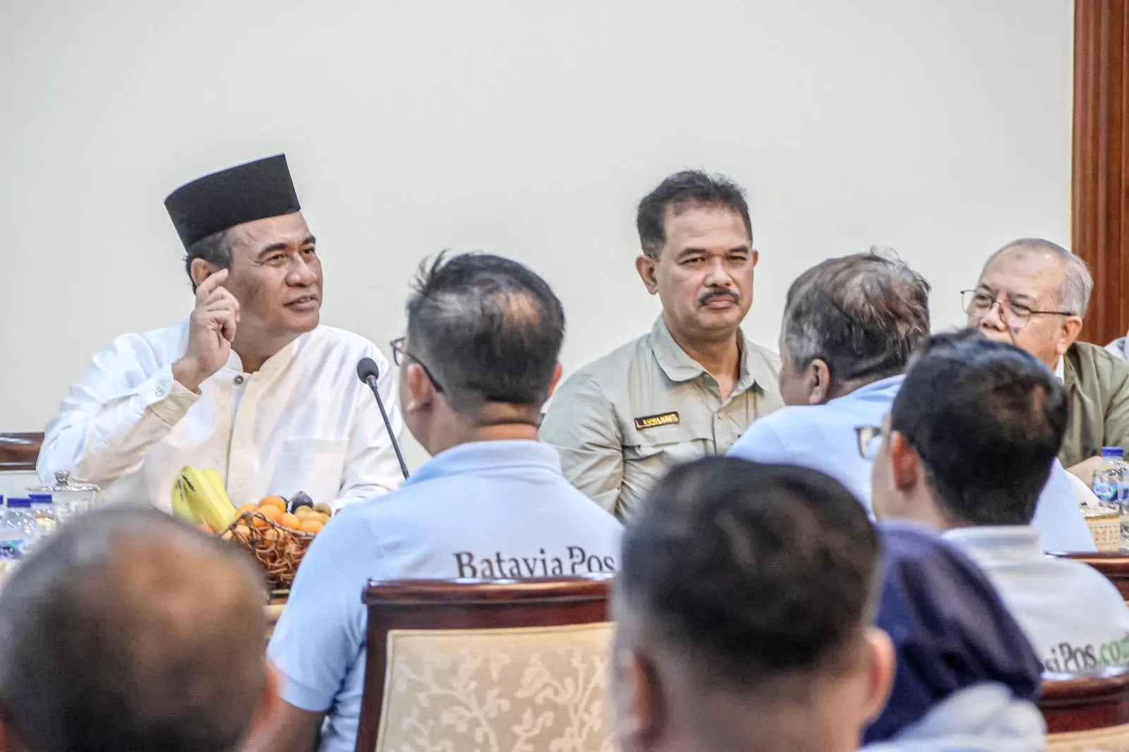 BEBER TRIK: Menteri Pertanian Amran Sulaiman saat berdialog dengan pimpinan Jawa Pos Group di kediamannya, kawasan Kalibata, Jakarta, Minggu, 11 Januari 2026. (M. ULIN NUHA/RADAR KUDUS)