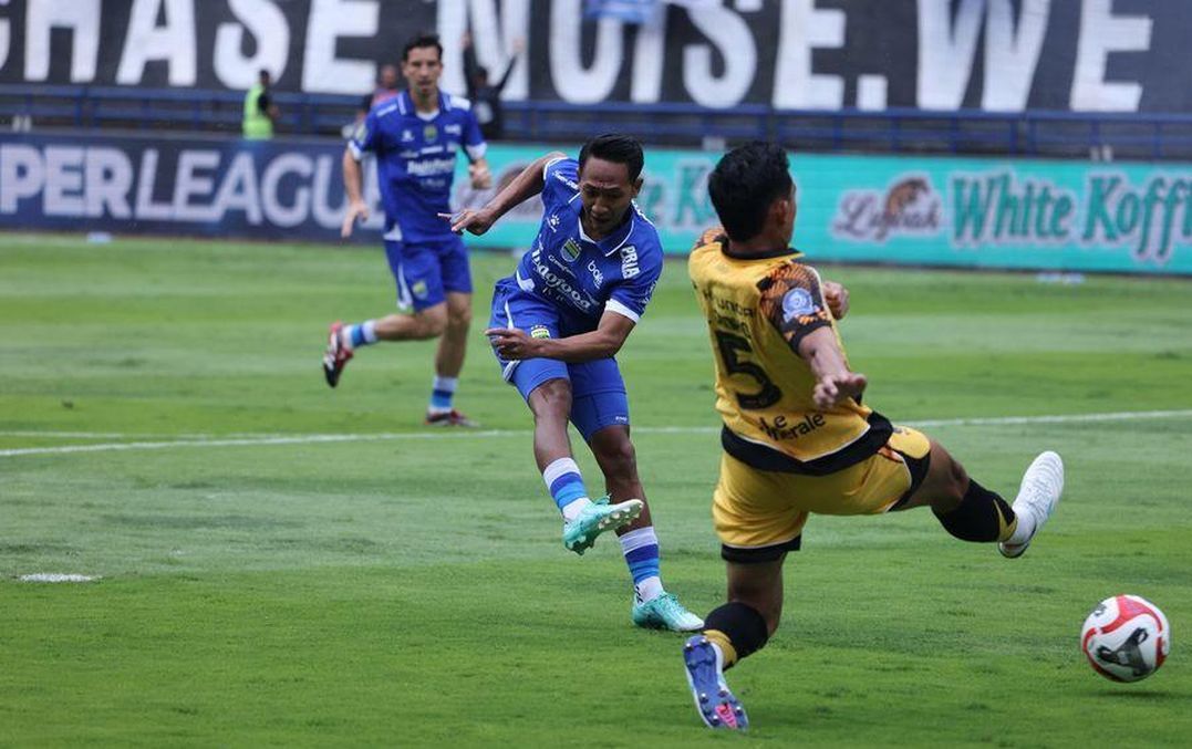 Pemain Persib Bandung Beckham Putra saat melesakan gol ke gawang Persija dalam lanjutan Super League, Minggu (11/1) sore.