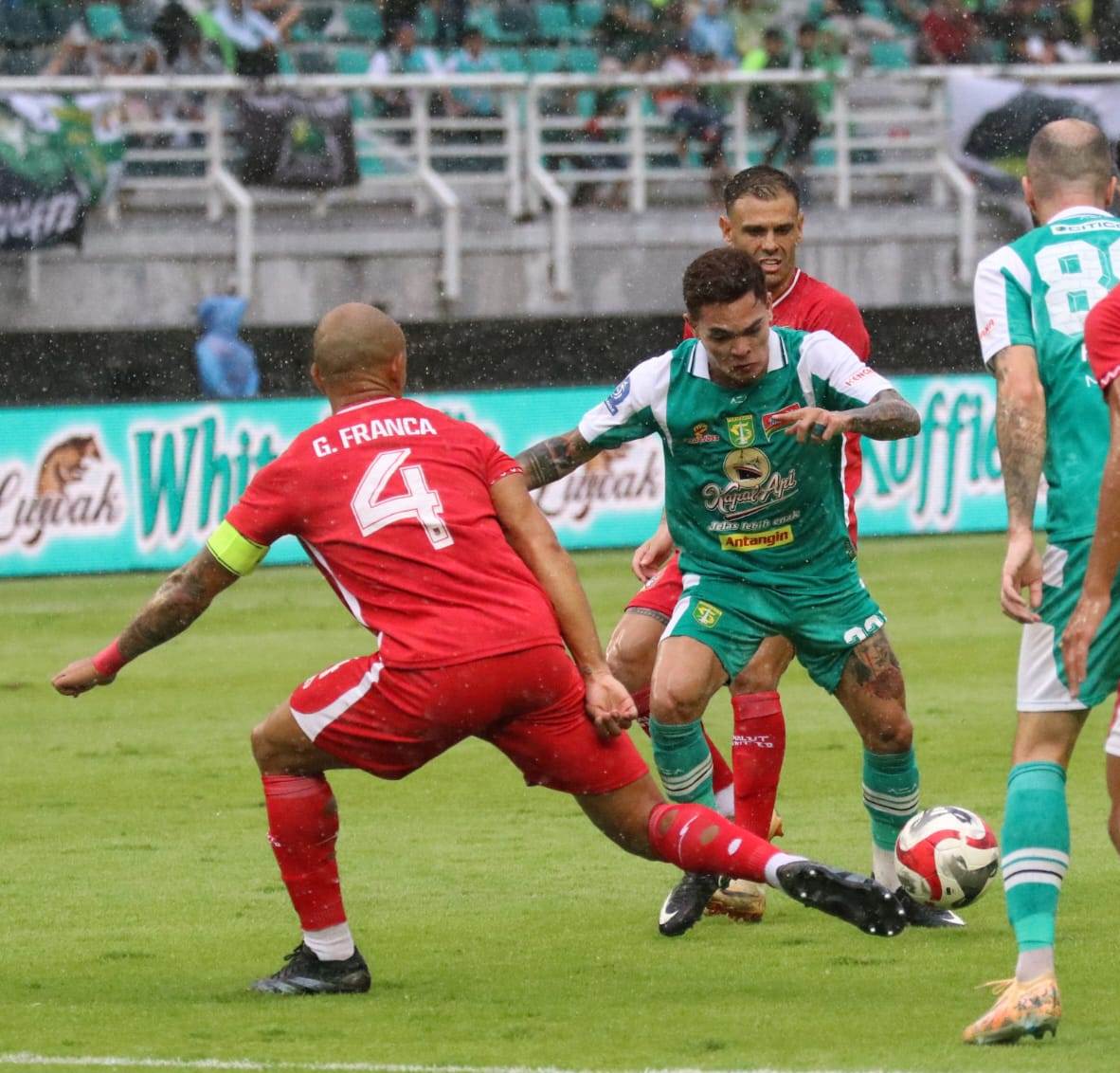 Laga antara Persebaya vs Malut United, Sabtu (10/1) yang berjalan dengan tensi tinggi.
