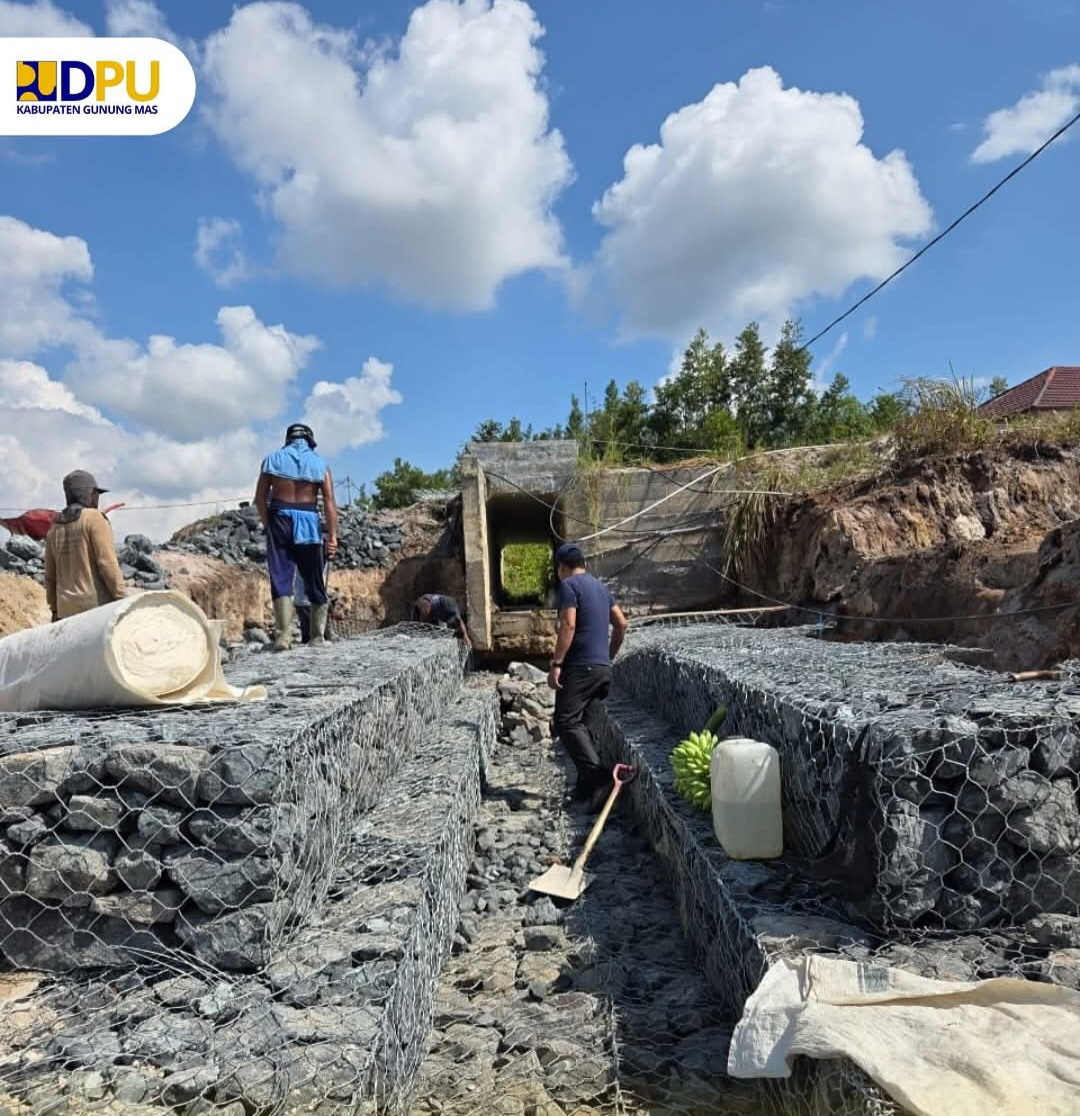 Suasana Pemasangan kawat bronjong di saluran drainase Jalan AIS Nasution, Kota Kuala Kurun, belum lama ini.