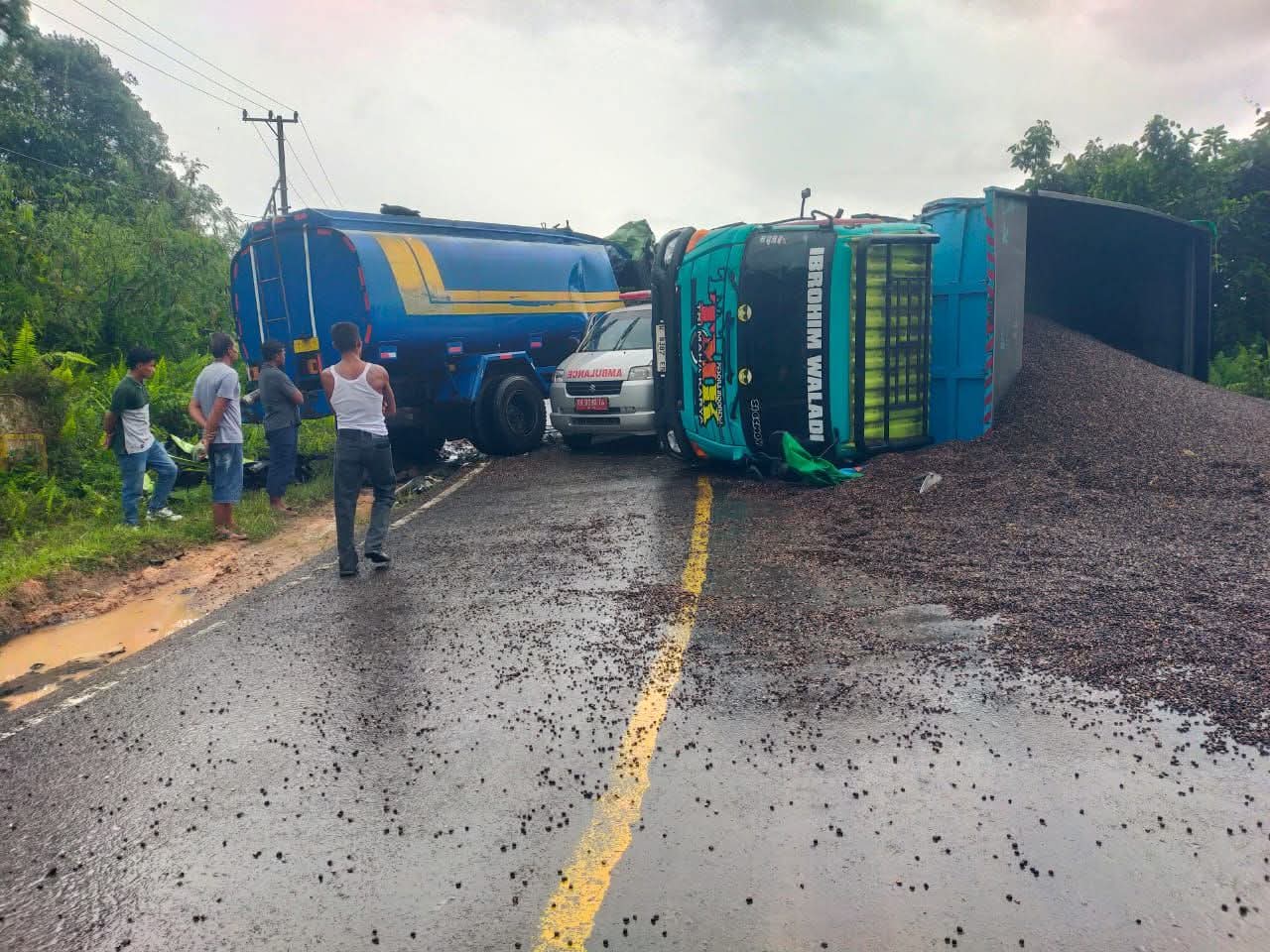 : Truk CPO dan truk Fuso bermuatan kernel terlibat kecelakaan di Jalan Trans Kalimantan, Desa Sulung, Kecamatan Arsel, Kabupaten Kobar