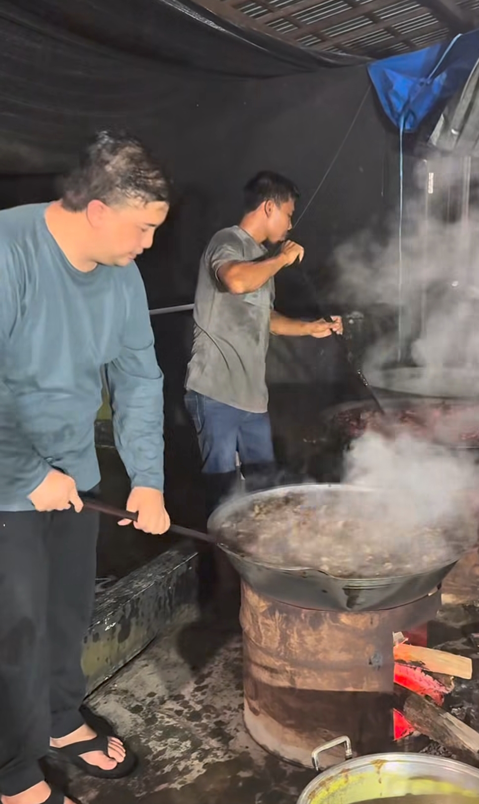Bupati Lamandau ikut masak untuk menjamu jemaah Haul Kiai Gede di Kotawaringin Lama.