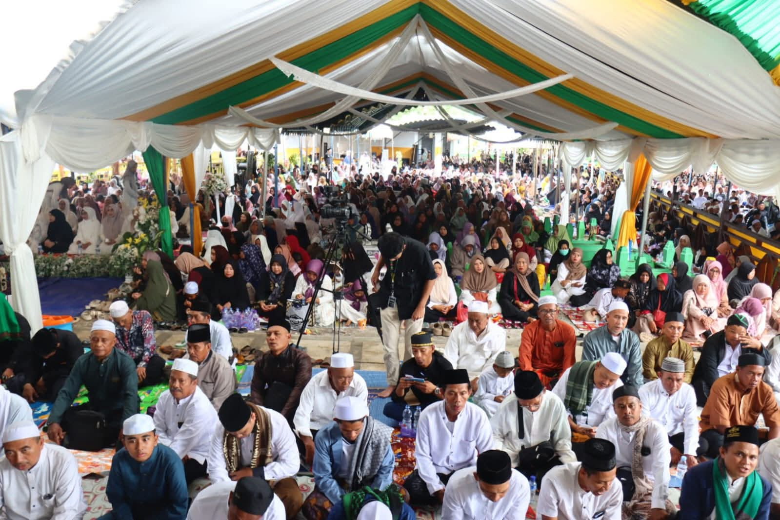 Puluhan ribu jemaah menghadiri Haul Kiai Gede di Kecamatan Kotawaringin Lama, Kabupaten Kotawaringin Barat, Minggu (11/1).