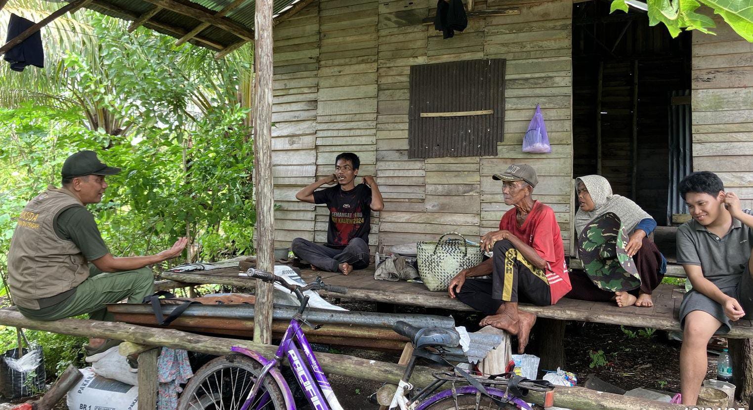 Kepala BKSDA Resort Sampit Muriansyah saat berdialog dengan warga di sekitar lokasi kemunculan orangutan di Jalan Soekarno Sampit. (Dok.BKSDA Resort Sampit)