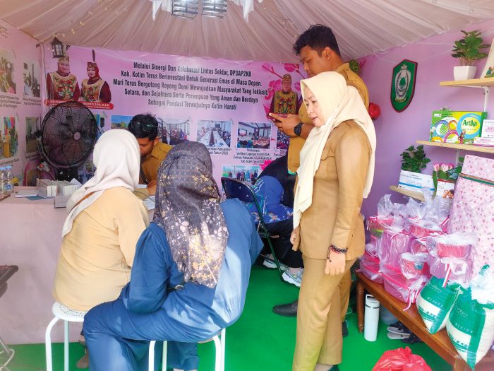LAYANAN: DPPPAPPKB Kotim melayani masyarakat yang berkunjung ke stan dinas tersebut pada kegiatan Sampit Expo 2026, Senin (12/1/2026). FOTO: YUNI/RADAR SAMPIT