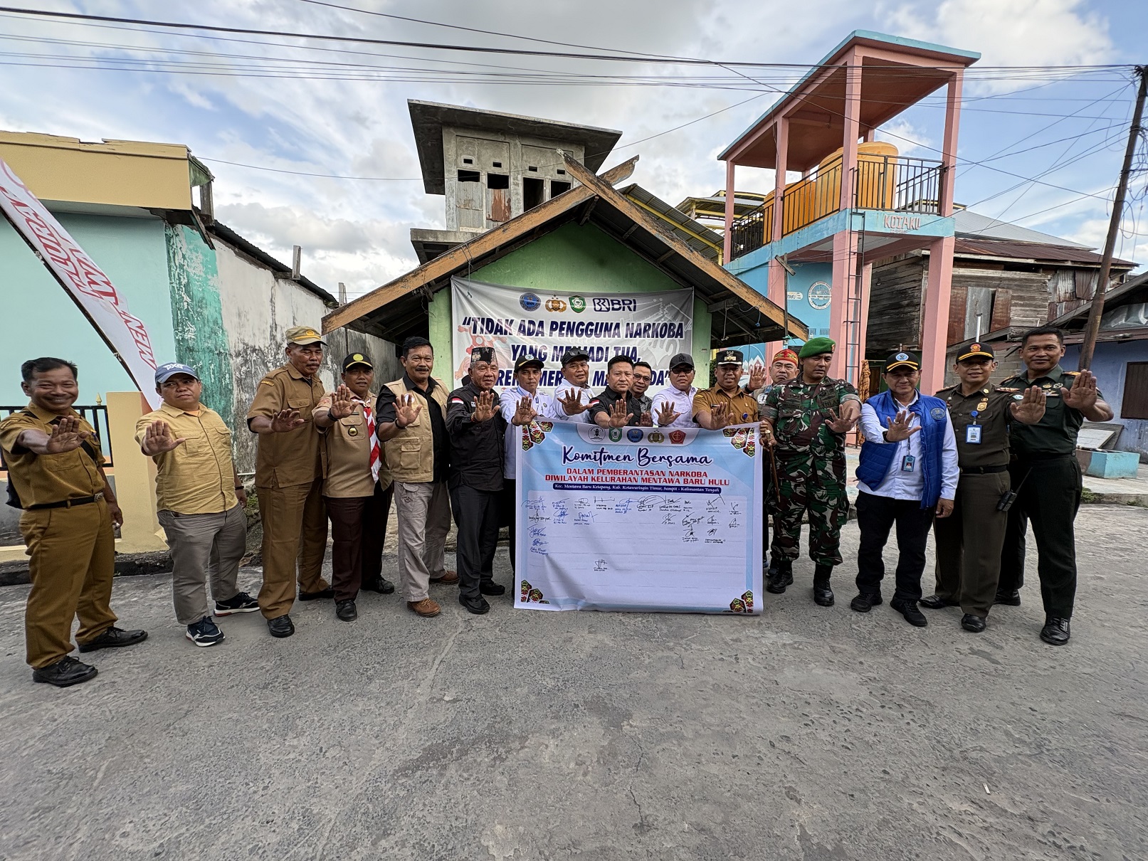 Pihak BNNP dan BNNK serta aparat lintas sektor saat mengunjungi warga di kawasan belakang eks Golden, Kelurahan Mentawa Baru Hulu, Kecamatan MB Ketapang, Sampit, Senin (12/1).