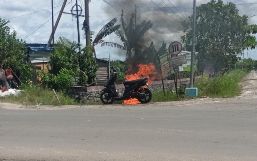 Sepeda motor milik warga terbakar di Jalan Pramuka Sampit, Senin siang (12/1/2025).