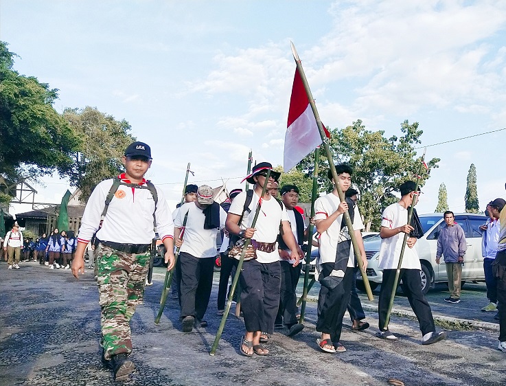 Peserta Napak Tilas Perlawanan Rakyat Kumai 14 Januari 1946, saat long march dari  dari Istana Kuning di Pangkalan Bun, menuju lapangan Senggora Kumai.