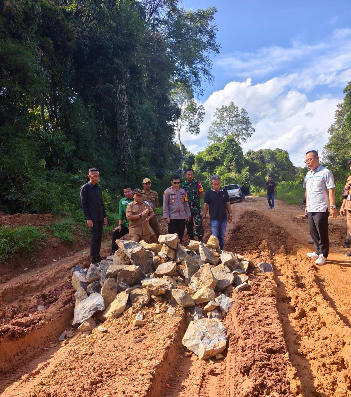 Sejumlah material, untuk perbaikan tahap awal jalan poros di Kecamatan Mentaya Hulu, yang masih dalam kondisi berlumpur.