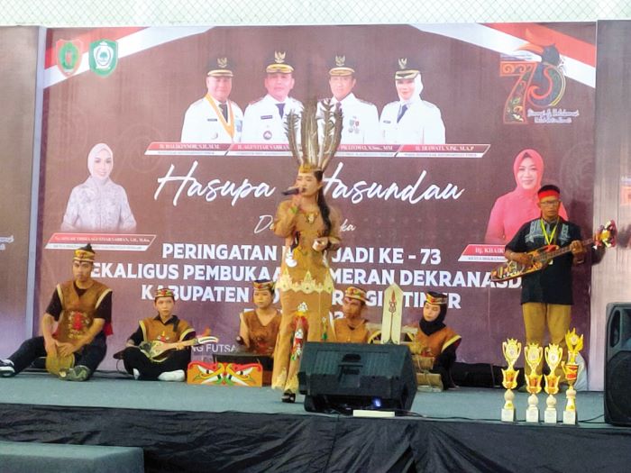 KESENIAN: Salah satu peserta tampil di lomba Karungut pada FBHH Kotim 2026, Senin (12/1/2026). FOTO: YUNI/RADAR SAMPIT