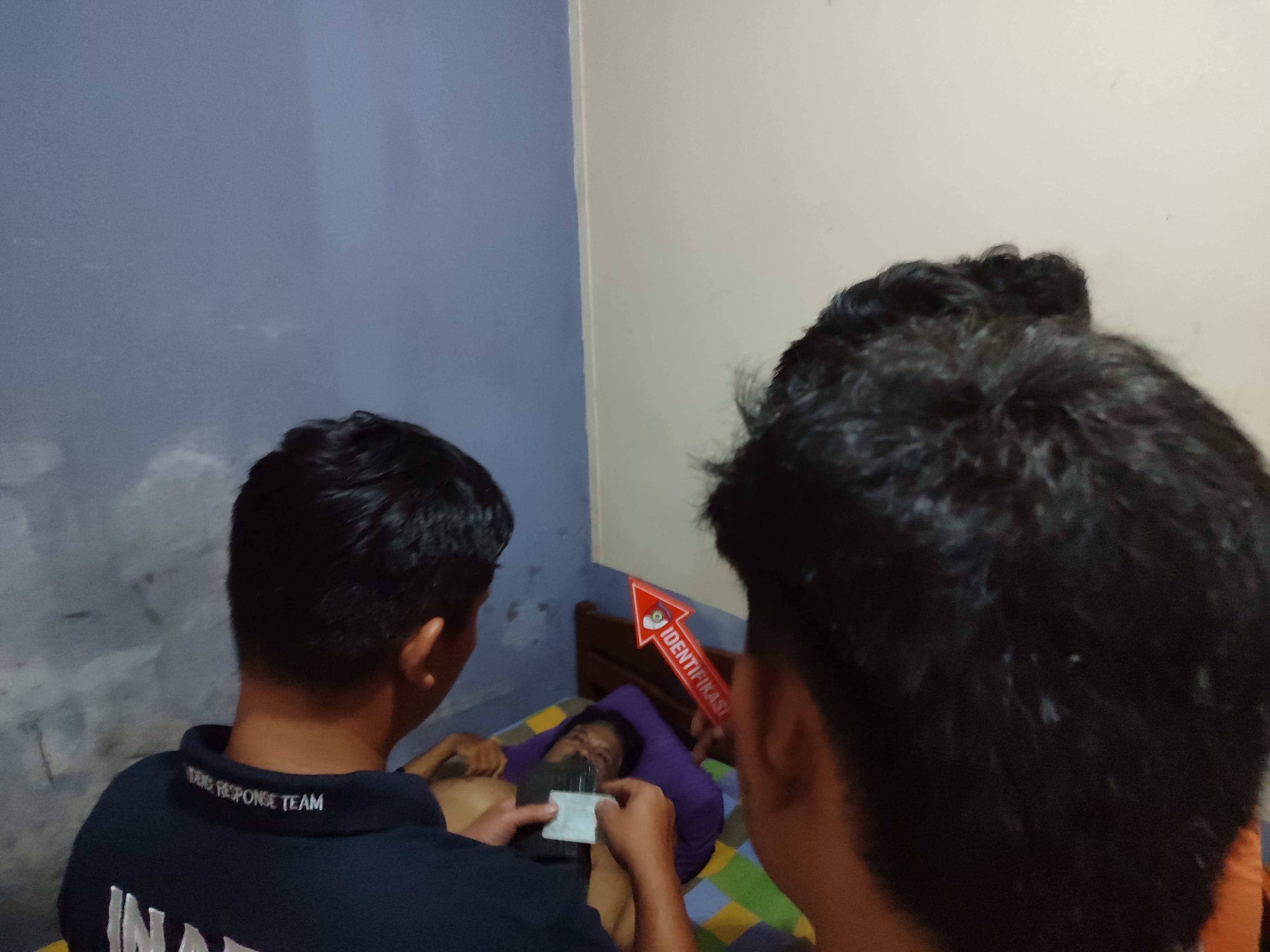 Identifikasi awal jasad Mulyadi (64), saat ditemukan di salah satu kamar hotel kelas melati di kawasan Jalan Nias, Kelurahan Pahandut, Kota Palangka Raya, Minggu (11/1) malam.