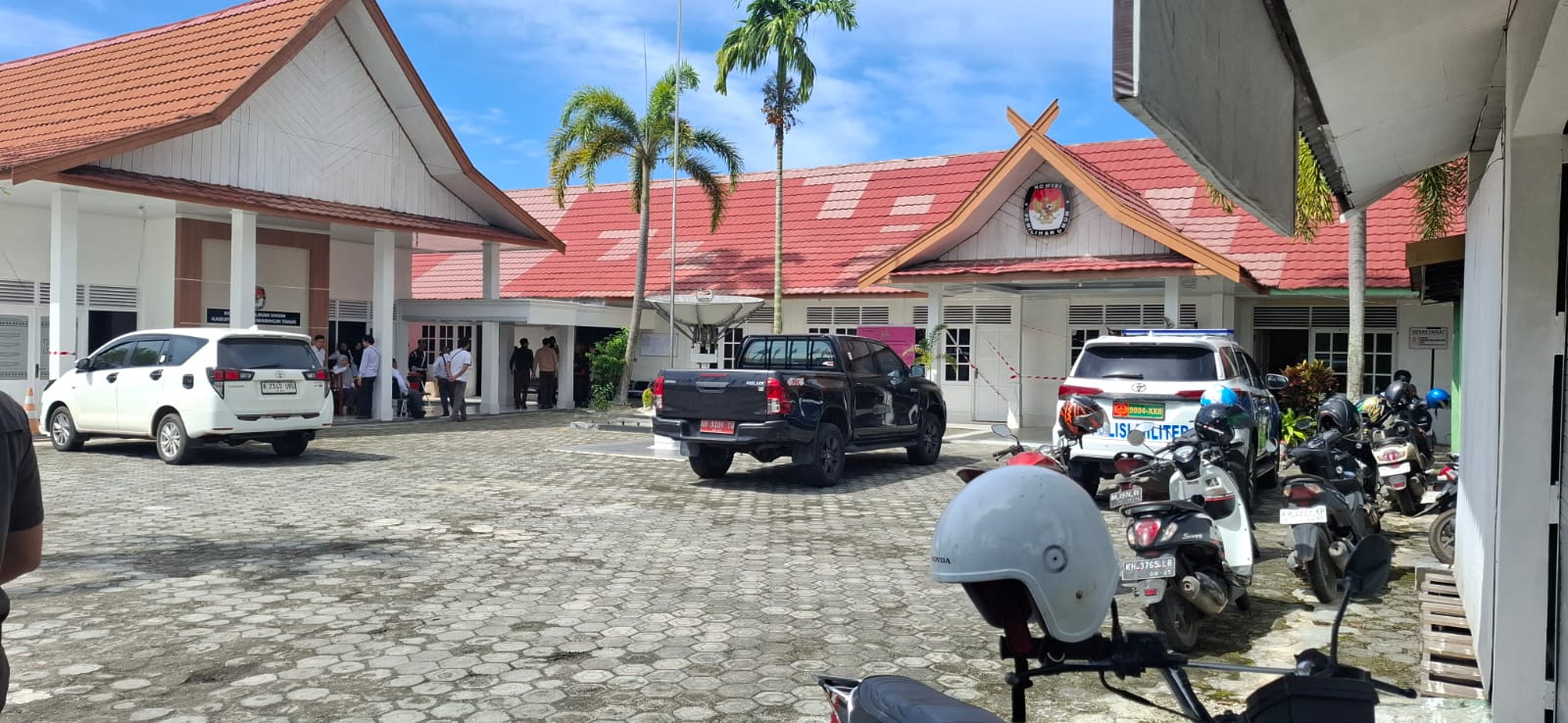 Penyidik Kejaksaan Tinggi (Kejati) Kalimantan Tengah melakukan penggeledahan di Kantor Komisi Pemilihan Umum (KPU) Kabupaten Kotawaringin Timur (Kotim), Senin (12/1/2026) pagi. (Rado/Radar Sampit)