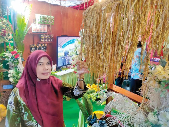 DITEMUI: Plt Kepala DPKP Kotim Permata Fitri ditemui di stan Sampit Expo. FOTO: YUNI/RADAR SAMPIT