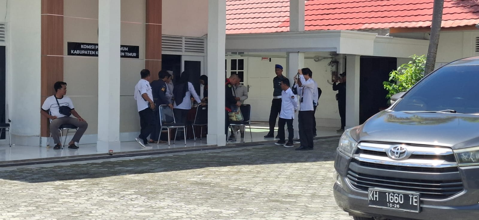 DIGELEDAH: Sejumlah petuga Kejati Kalteng juga menggeledah tas bawaan pegawai skretariat KPU Kotawaringin Timur. (Rado/Radar Sampit)