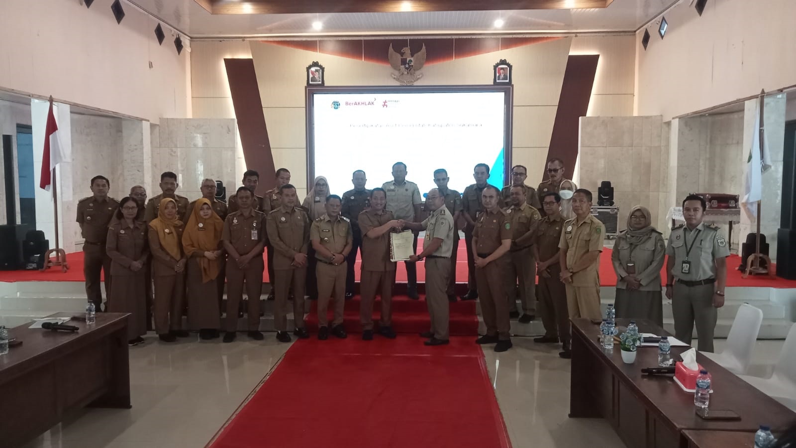 Bupati Sukamara Masduki saat menerima penyerahan sertifikat aset daerah dari Kantor Pertanahan Sukamara