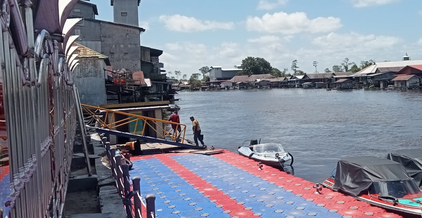 Sebuah tangga dibangun di dermaga speed boat dan dermaga apung.