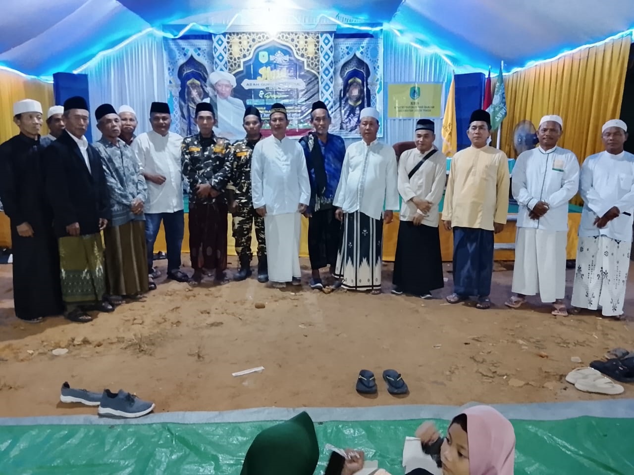 Para ulama dan tokoh masyarakat Bulik Timur menghadiri pengajian dan Haul Guru Sekumpul di Desa Bukit Jaya (11/1).   Warga Bulik Timur Antusias Hadiri