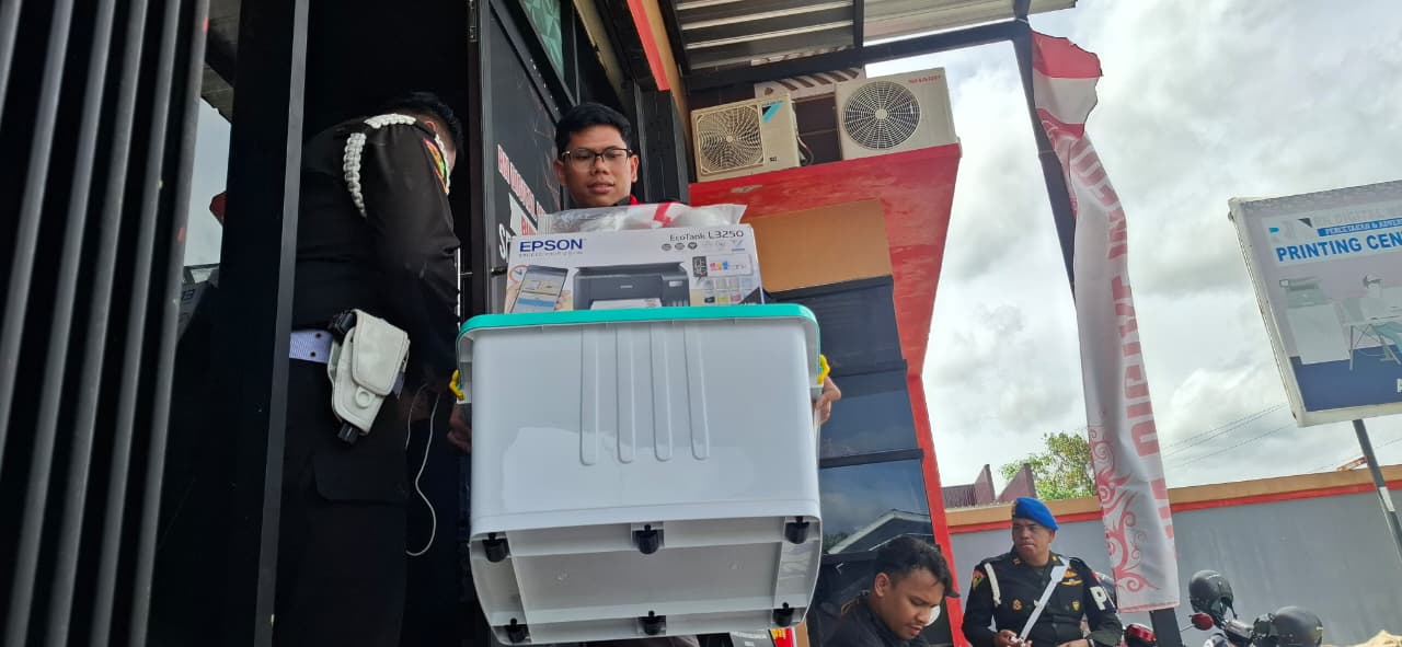 Tim Kejati Kalteng ketika membawa sejumlah barang serta dokumen dari salah satu usaha percetakan dalam penggeledahan lanjutan penyelidikan perkara dana Hibah Pilkada Kotim 2024, Selasa (13/1).
