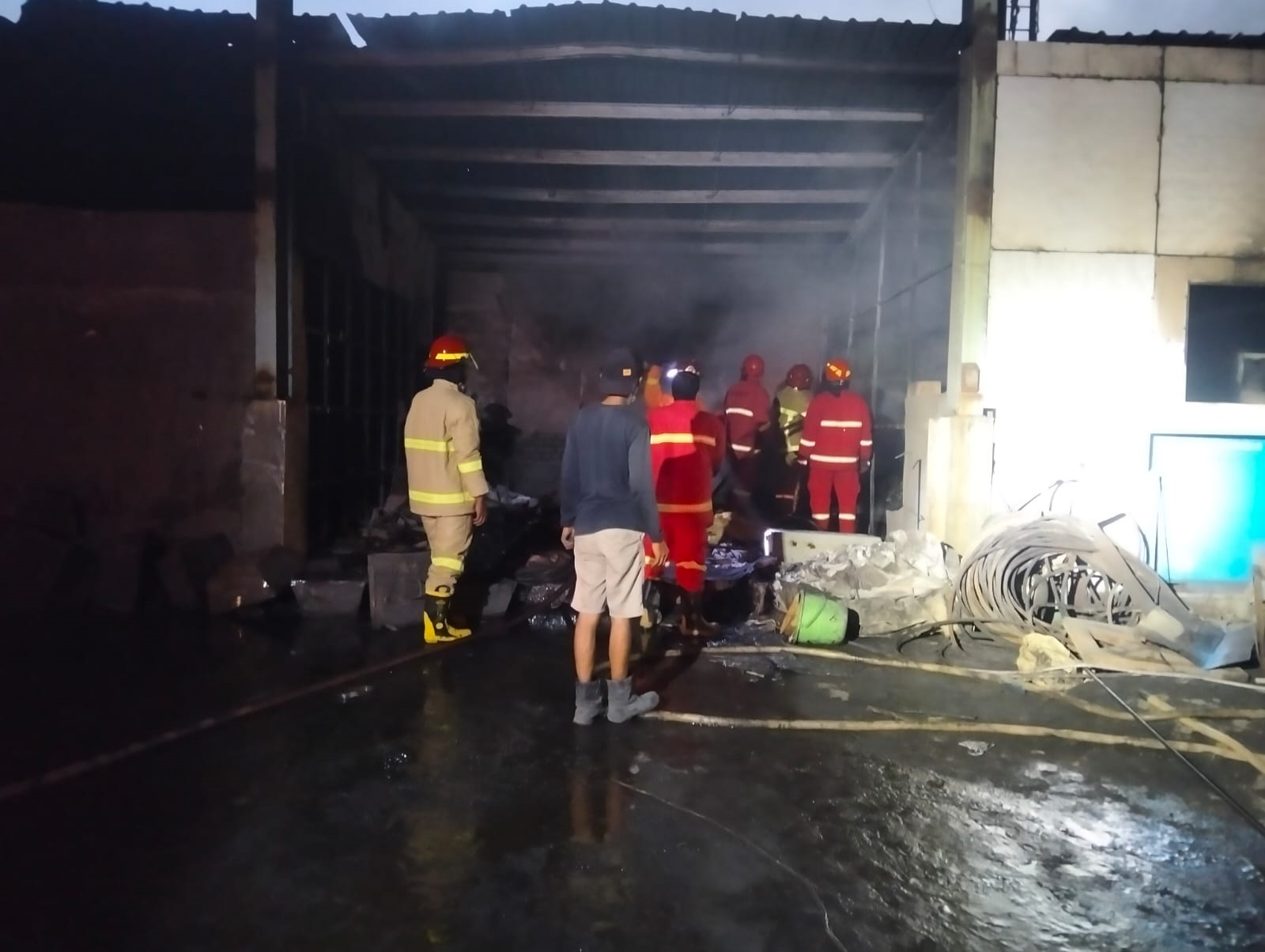Damkar Kobar memadamkan api di gudang kabel PT KPC di Pelabuhan Kalap, RT 18, Kumai Hulu, Kecamatan Kumai, Kabupaten Kotawaringin Barat, Senin (11/1) pukul 21.48 WIB.