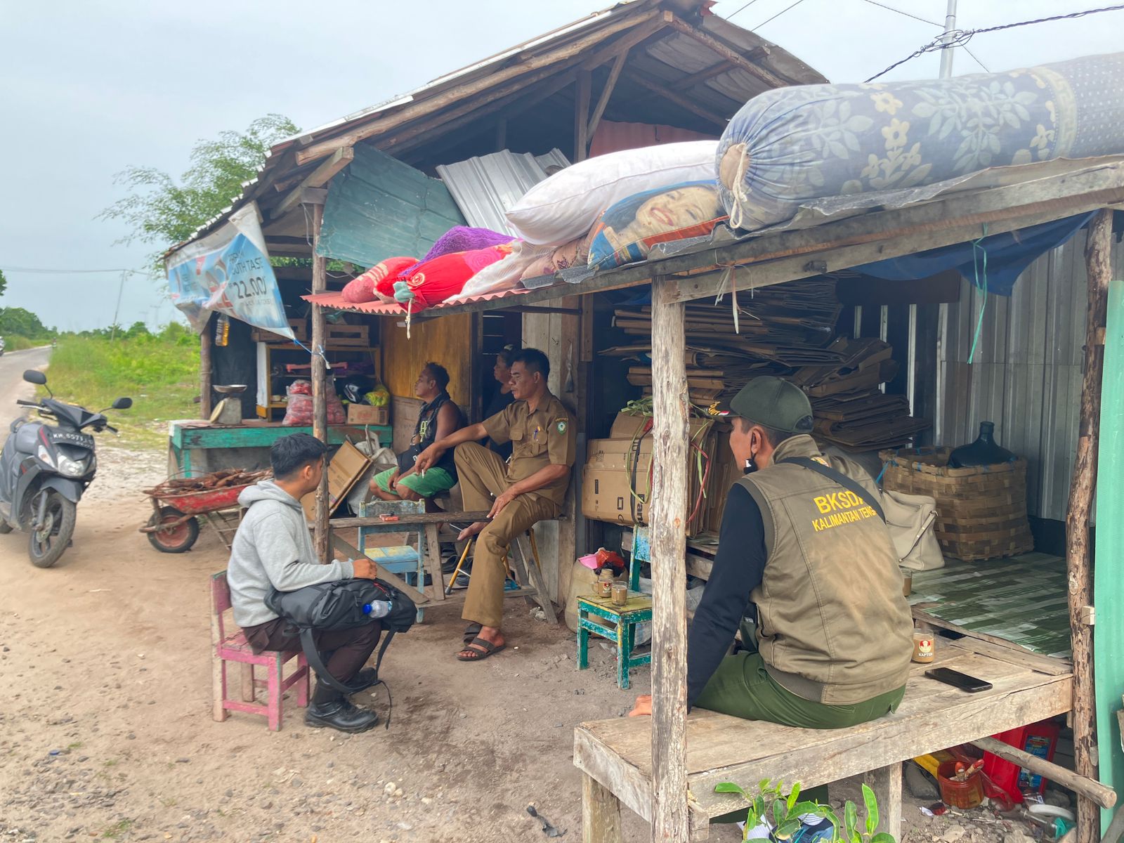 Petugas BKSDA saat melakukan observasi ke lokasi kemunculan beruang madu di permukiman warga di Baamang Barat, Selasa (13/1/2026). (BKSDA Resort Sampit)