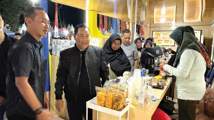 KUNJUNGAN: Bupati Kotim Halikinnor saat mengunjungi stan SOPD yang ada di Sampit Expo 2026, baru-baru tadi. YUNI/RADAR SAMPIT