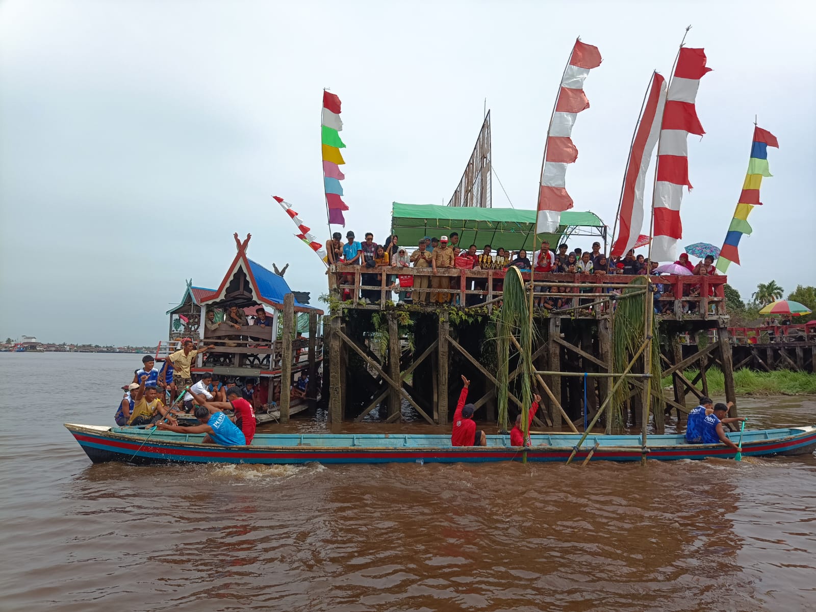 Keseruan olahraga tradisional Besei Kambe di Dermaga Mentaya Seberang Kecamatan Seranau, Selasa (13/1/2026). (Oes/Radar Sampit)