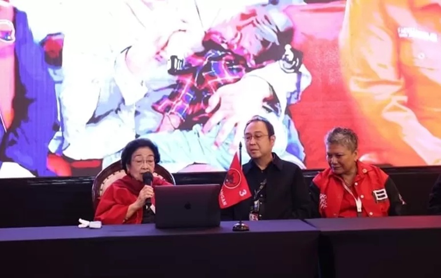 Ketua Umum PDI Perjuangan, Megawati Soekarnoputri menunjukkan perhatian serius terhadap keberlanjutan pendidikan warga terdampak bencana banjir dan longsor di Aceh. (Ridwan/JawaPos.com)