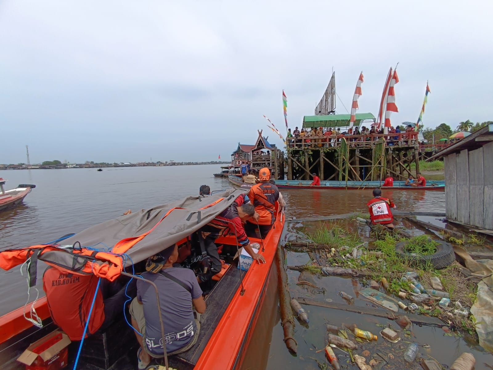 Petugas BPBD Kotim bersama dengan pengamanan lainnya bersiaga di lokasi lomba di sungai Festival Habaring Hurung 2026. (Oes/ Radar Sampit)
