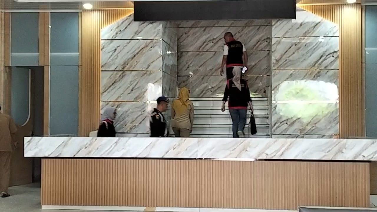 PENGGELEDAHAN: Tim Kejati Kalteng saat ke Kantor BKAD Kotim. (Rado/Radar Sampit)