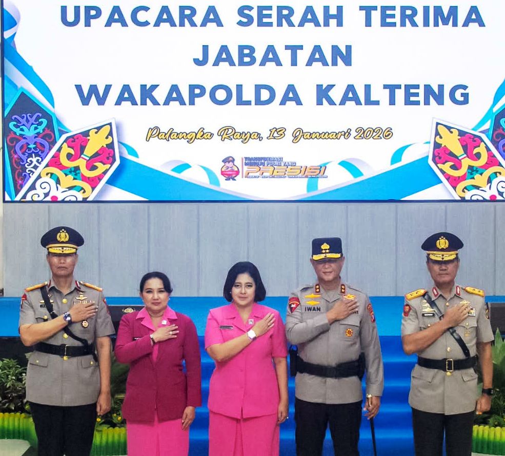 Kapolda Kalteng  (tengah) saat memimpin sertijab Wakapolda Kalteng, dan sejumlah pejabat utama, Selasa (13/1).