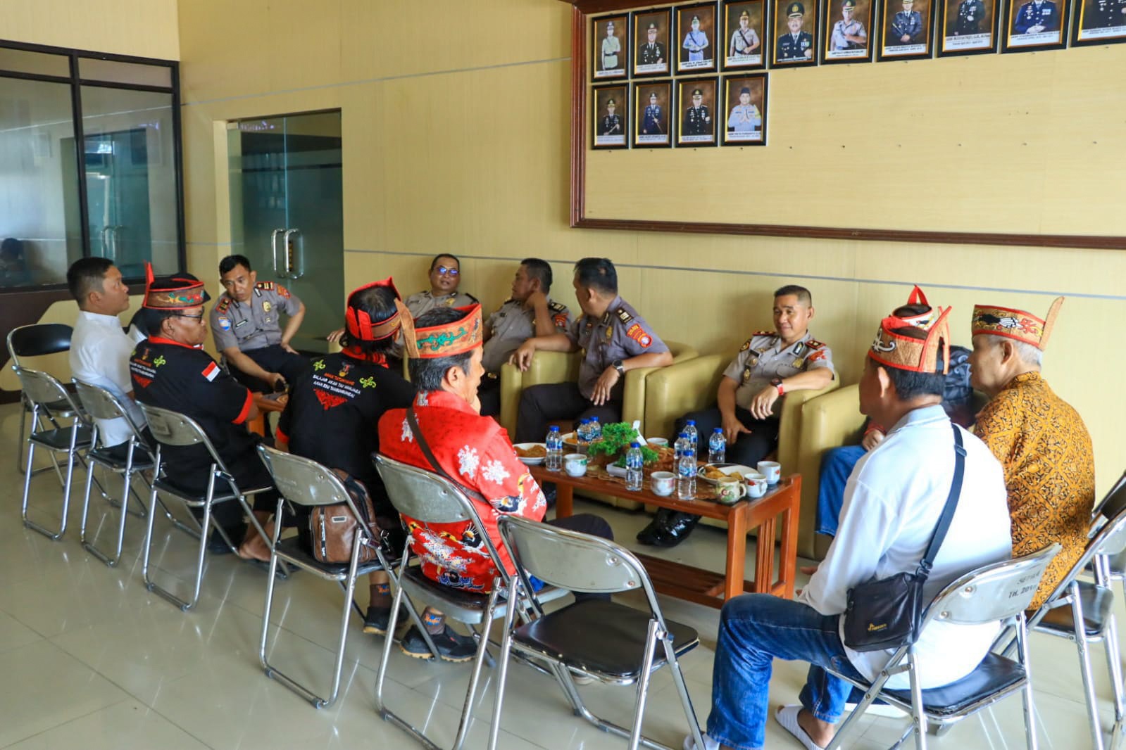 Polres Seruyan menggelar kegiatan coffee morning bersama tokoh adat Dayak di Lobi Mapolres Seruyan, Senin (12/1).