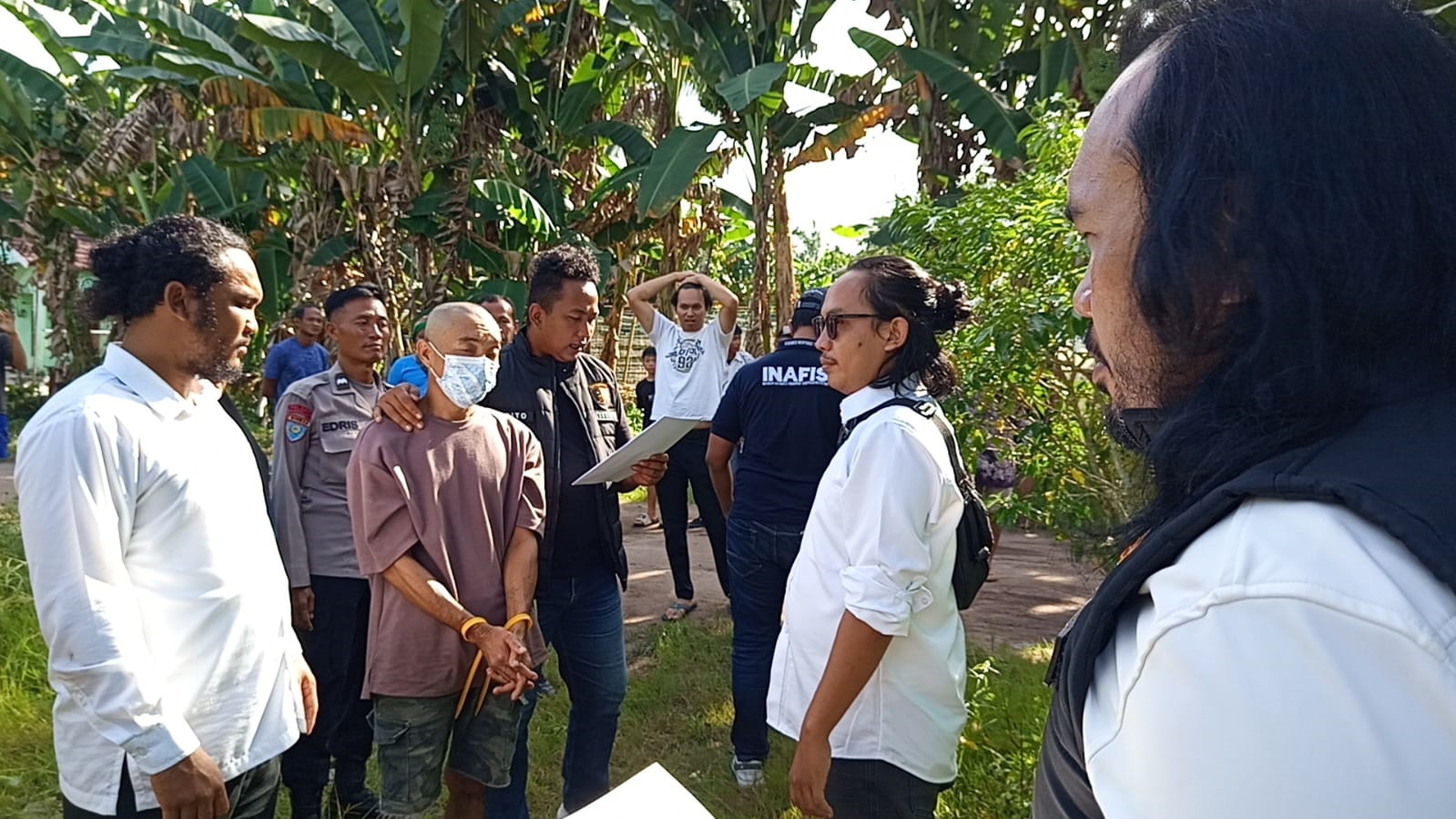 Tersangka Eddy (41), saat mengikuti pra rekontruksi atas tragedi pembunuhan dengan korban pamannya sendiri, Selasa (13/1).