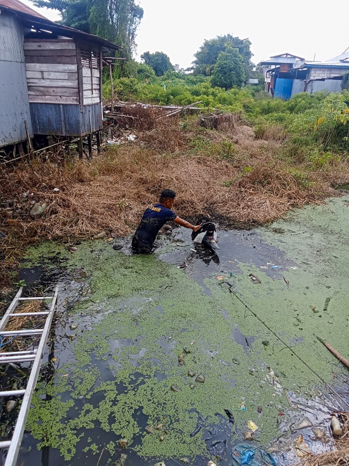 Petugas saat mengevakuasi pengendara motor yang tercebur ke parit berlumpur, di Kuala Pembuang, baru-baru tadi.