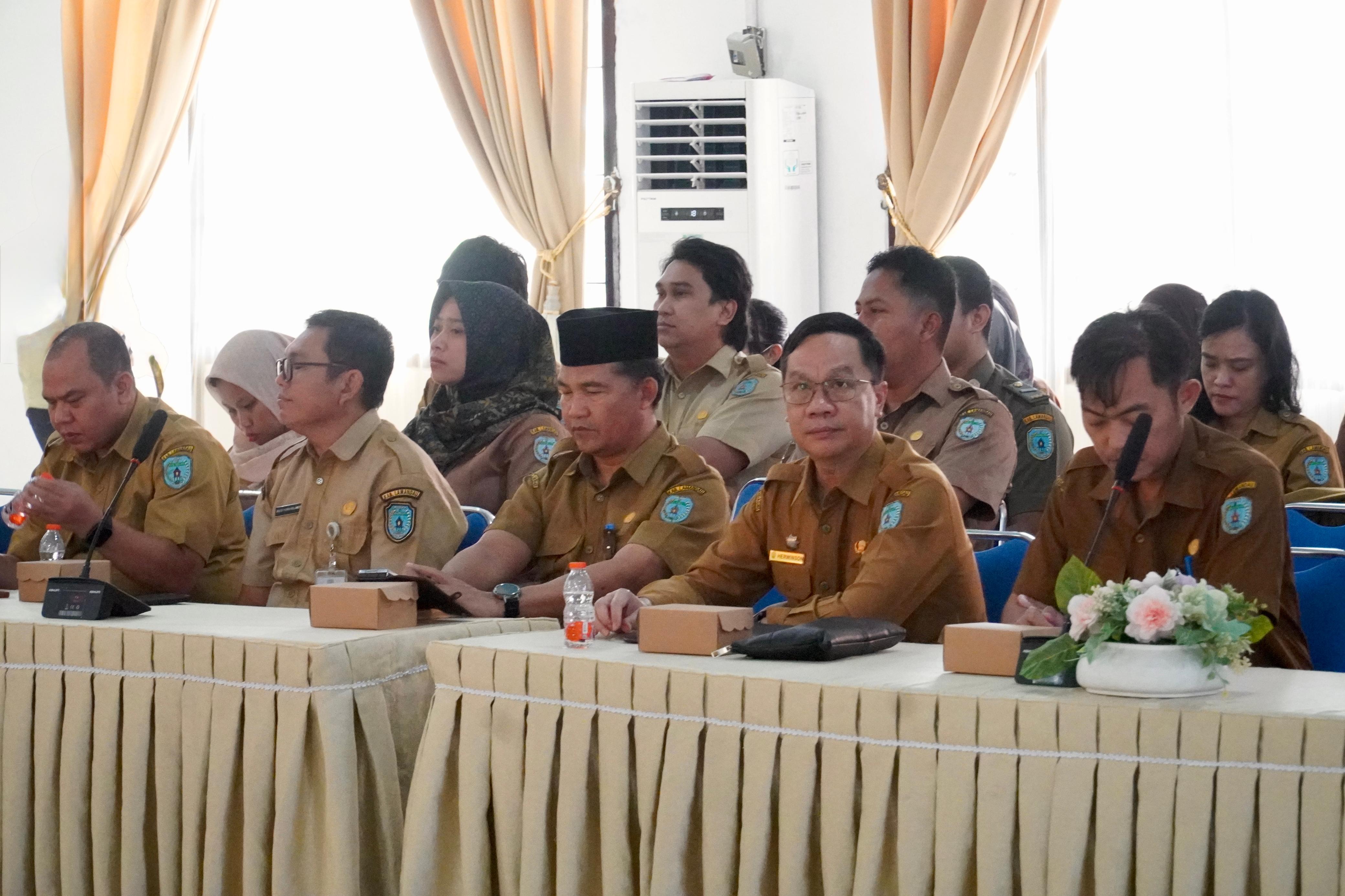 Ratusan pegawai mengikuti sosialisasi Sistem Informasi Rencana Umum Pengadaan  di aula Bappedalitbang Lamandau, Selasa (13/1).