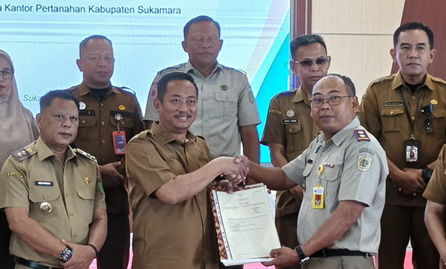 Bupati Sukamara Massuki menerima 33 sertifikat aset daerah dari Kepala Kantor BPN Sukamara