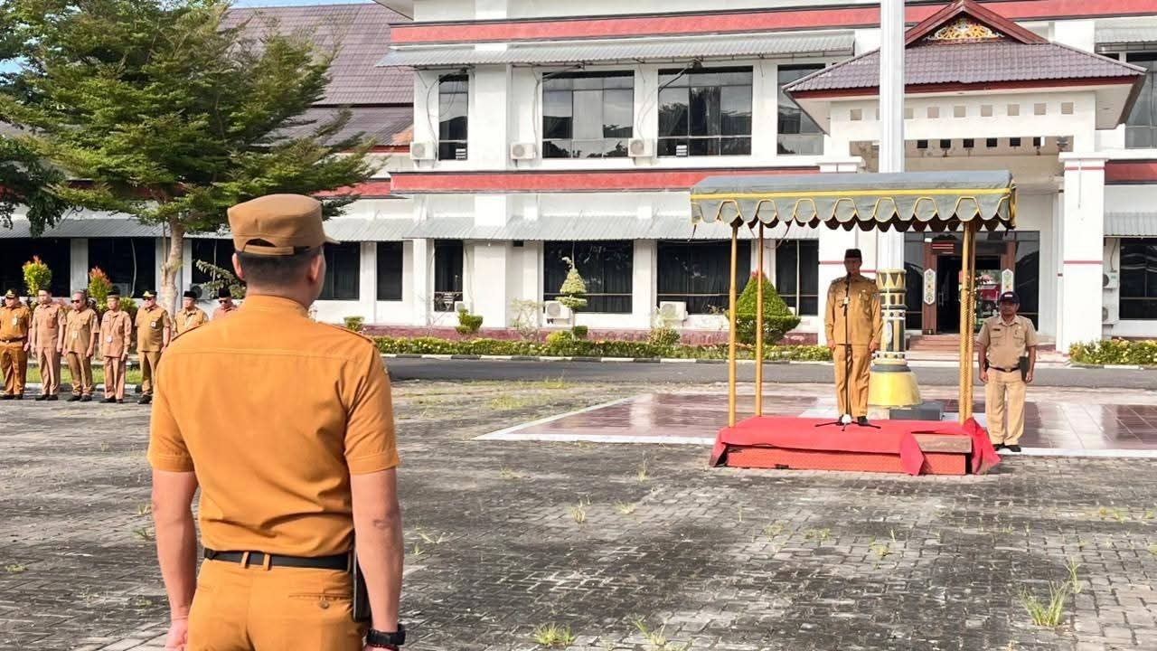 Wakil Bupati Seruyan Supian memberikan arahan kepada ASN di Sekretariat Daerah Kabupaten Seruyan, Selasa (13/1).