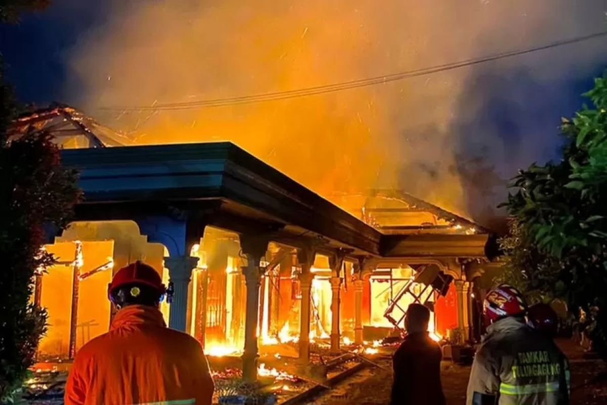 DIBAKAR: Pria di Tulungagung Nekat bakar rumah kekasihnya hingga ludes. (Dokumentasi Damkar Tulungagung)