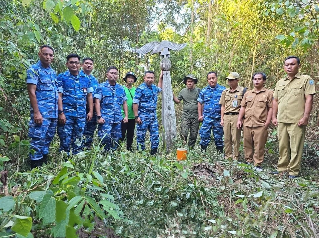 Danlanud Iskandar beserta jajaran dan aparat Pemkab Lamandau, ketika di lokasi bekas lapangan terbang yang pernah beroperasi tahun 1964 di Desa Penyombaan, Kecamatan Delang, Kabupaten Lamandau.