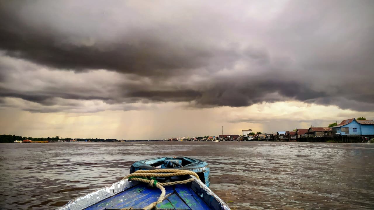 Kondisi cuaca tampak dari Sungai Mentaya Sampit. (Dok.Oes/Radar Sampit)