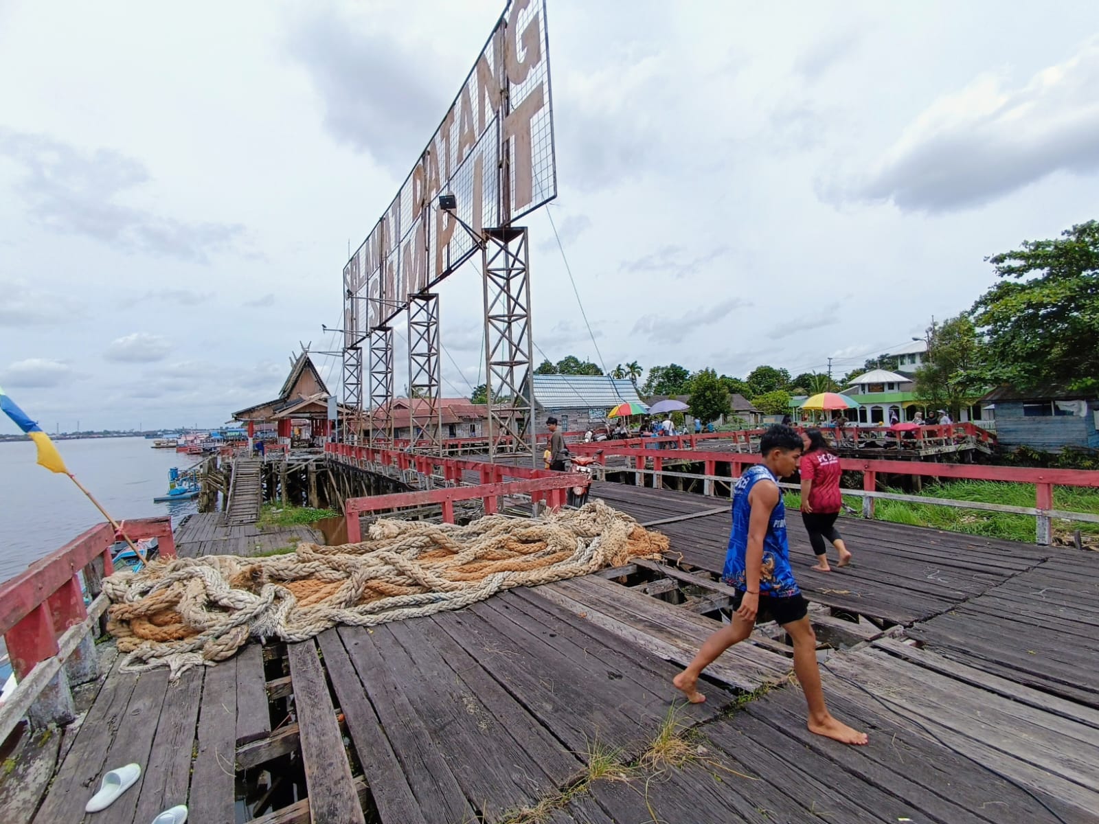 Kondisi Dermaga Mentaya Seberang, Kecamatan Seranau, yang banyak terdapat lubang karena lantai kayunya banyak yang hilang dan rusak. (Oes/Radar Sampit).